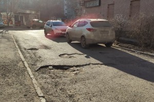 Астраханцы обсуждают ямы на улицах Барсовой и Островского