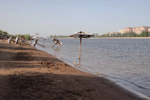 Астраханский пляж не готов к открытию купального сезона