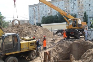 На улице Б. Алексеева в Астрахани устраняют крупную коммунальную аварию