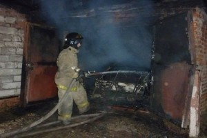 Ночью в Астрахани сгорел жилой дом и автомобиль