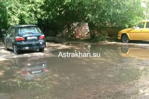 Улицу Моздокскую в Астрахани продолжает заливать фекалиями