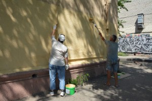 В Астрахани на улице Боевой обновляют фасады