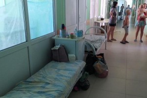 Астраханцы с детьми вынуждены лежать в коридорах инфекционной больницы