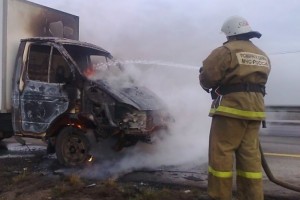 На астраханской трассе сгорел грузовик с&#160;межкомнатными дверьми