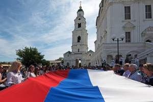 Астраханцы отметили День Российского флага митингом и автопробегом
