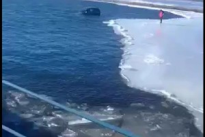 Астраханец снял на видео, как автомобиль ушёл под воду