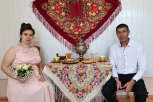 Астраханских молодоженов угощали блинами на Масленицу