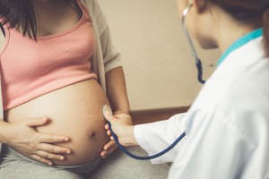 Астраханские врачи напомнили о вреде алкоголя для будущих мам