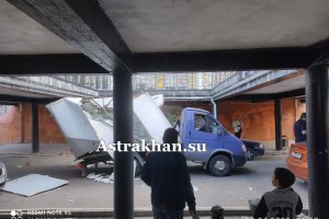 В Астрахани «ГАЗель» вновь не смогла проехать под «Мостом глупости»