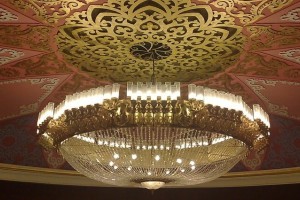 Впервые астраханцы смогут увидеть вблизи хрустальную люстру театра оперы и балета