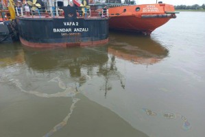В Астраханской области на поверхности реки Бахтемир обнаружили огромный разлив нефти