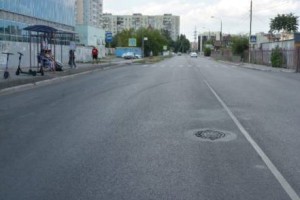 В Астрахани отремонтировали улицу с серьёзными ямами и коммунальными лужами