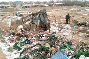 Кладбище у&#160;астраханского села завалили мусором