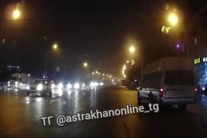 Неадекватный стиль вождения маршрутки в Астрахани попал на видео
