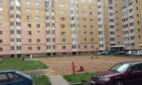 Жильцы дома по улице Латышева жалуются на отсутствие детской площадки