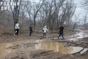 По колено в&#160;грязи: как выглядит ежедневный путь сотни жителей улиц Астрахани