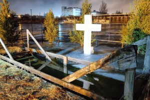 Ночью в&#160;Астрахани более двух тысяч человек приняли участие в&#160;крещенских купаниях