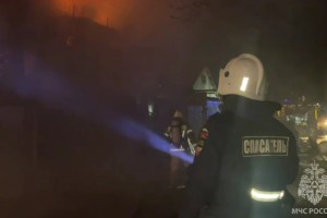 На улице Донбасской в&#160;Астрахани загорелись две постройки, есть жертвы