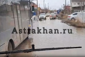 На улице Островского в Астрахани застряли сразу два новых автобуса