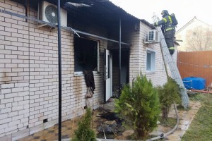 В Астрахани тушат пожар в жилом доме