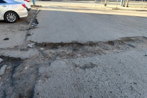 В Астрахани машины скорой помощи буквально рассыпаются из-за плохих дорог