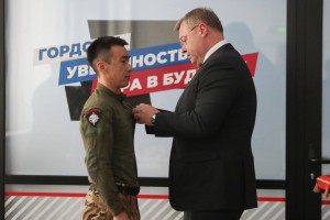 Игорь Бабушкин вручил ветерану спецоперации «Орден мужества»