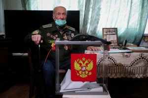 В Астрахани проголосовал 98-летний ветеран Великой Отечественной войны