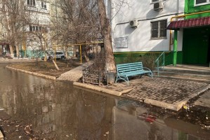 В Астрахани жилая девятиэтажка утопает в канализации четвертый месяц