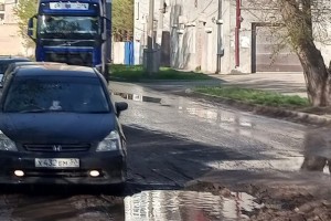 В Трусовском районе Астрахани провалился автобус