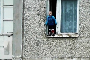Шокирующее видео, как ребенок играет на краю окна 8 этажа. В Астрахани в 2014 году из окон выпало 6 малышей