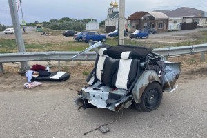 В Астраханской области автомобиль разорвало на части из-за аварии