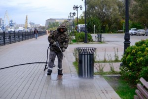 В Астрахани очищают шумовые экраны и лавочки мойкой высокого давления В Астрахани очищают шумовые экраны и лавочки мойкой высокого давления
