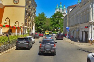 На центральных улицах Астрахани ограничивают парковку и вводят одностороннее движение машин На центральных улицах Астрахани ограничивают парковку и вводят одностороннее движение машин
