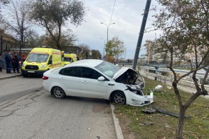 Сразу два человека пострадали в результате наезда иномарки на столб Сразу два человека пострадали в результате наезда иномарки на столб