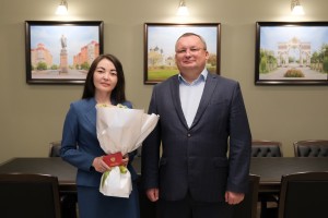 Игорь Мартынов вручил мировому судье Кировского района удостоверение Игорь Мартынов вручил мировому судье Кировского района удостоверение