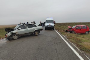Сразу три человека пострадали в результате столкновения легковушек на трассе в Астраханской области Сразу три человека пострадали в результате столкновения легковушек на трассе в Астраханской области