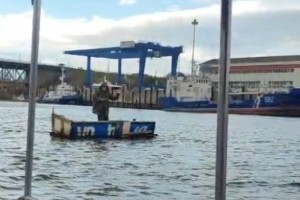 Астраханцев встревожил мужчина на странном плоту у Старого моста Астраханцев встревожил мужчина на странном плоту у Старого моста