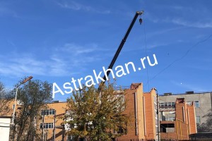 В Астрахани снова начали разбирать торговый центр «Айсберг»: что будет на его месте?