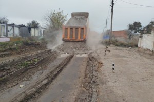 В Астрахани продолжают ремонтировать и подсыпать дороги В Астрахани продолжают ремонтировать и подсыпать дороги