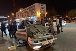 В Астрахани перед Новым мостом перевернулся автомобиль: есть пострадавшие В Астрахани перед Новым мостом перевернулся автомобиль: есть пострадавшие