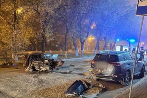 Три человека пострадали в ночной аварии на улице Савушкина в Астрахани Три человека пострадали в ночной аварии на улице Савушкина в Астрахани