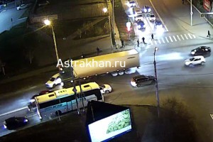 Второе ДТП подряд: в Астрахани водители продолжают игнорировать новые знаки Второе ДТП подряд: в Астрахани водители продолжают игнорировать новые знаки