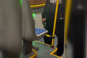 В Астрахани пьяные пассажиры угрожали людям пистолетом в автобусе В Астрахани пьяные пассажиры угрожали людям пистолетом в автобусе