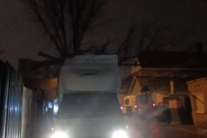 В Астрахани на «Газель» упало дерево В Астрахани на «Газель» упало дерево