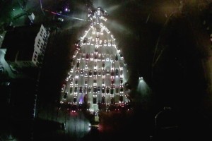 В Астрахани автолюбители вновь выстроят новогоднюю елку из машин В Астрахани автолюбители вновь выстроят новогоднюю елку из машин