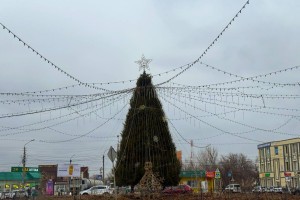 В Астрахани зажгли долгожданную елку на Мостстрое