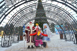 В Астрахани продолжаются народные гуляния у главной елки