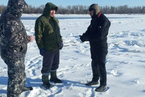 В Астраханской области мужчина провалился под лед на глазах у спасателей В Астраханской области мужчина провалился под лед на глазах у спасателей