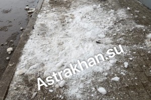 Астраханка едва избежала трагедии из-за падения с крыши ледяной глыбы Астраханка едва избежала трагедии из-за падения с крыши ледяной глыбы