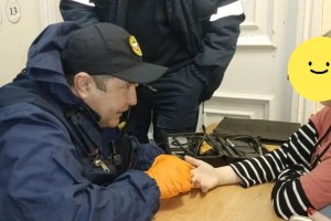 В Астрахани помогли девочке, которая едва не лишилась пальца из-за маленького кольца В Астрахани помогли девочке, которая едва не лишилась пальца из-за маленького кольца